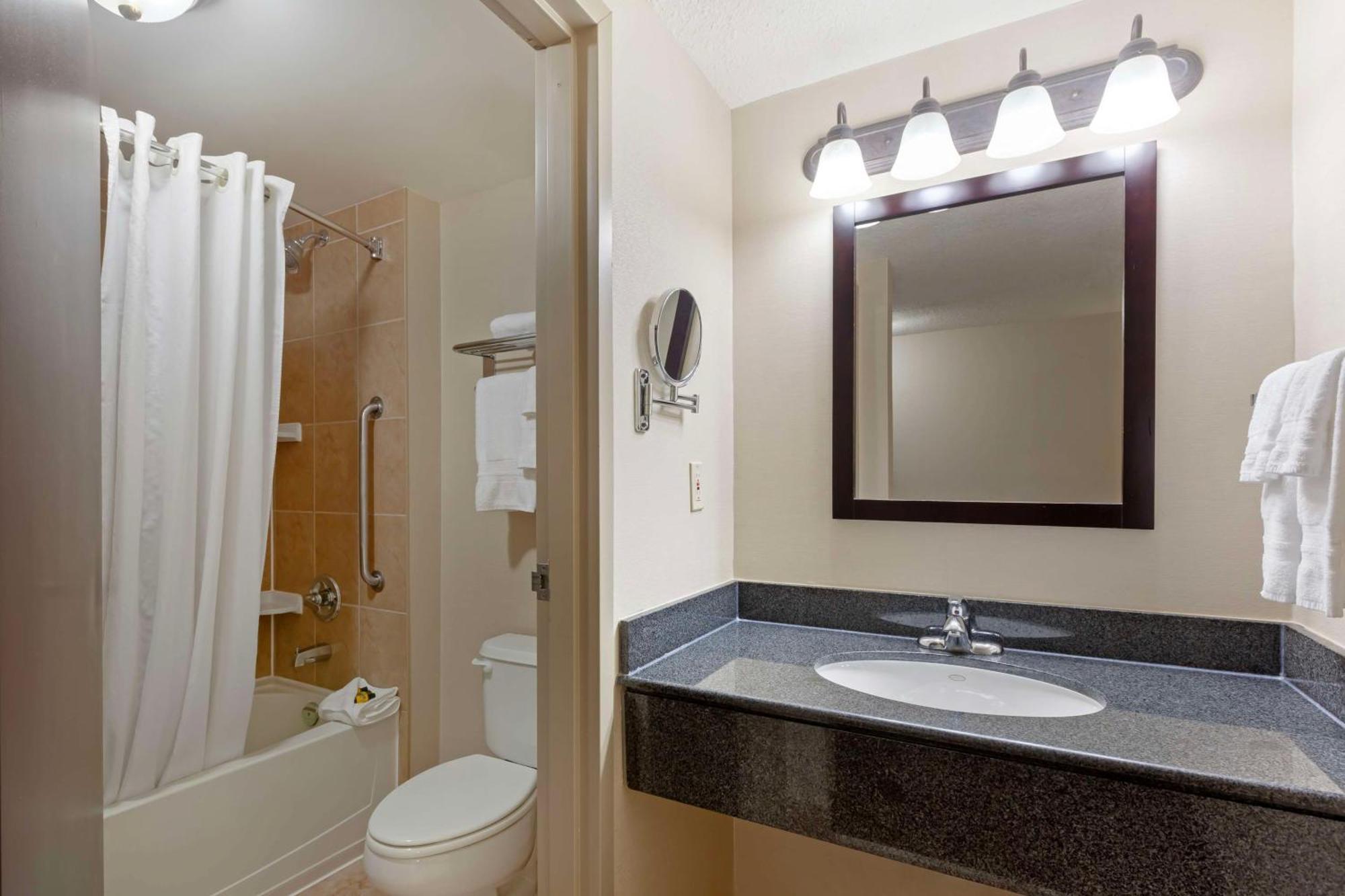 Best Western Plus Muskoka Inn Huntsville Exterior photo